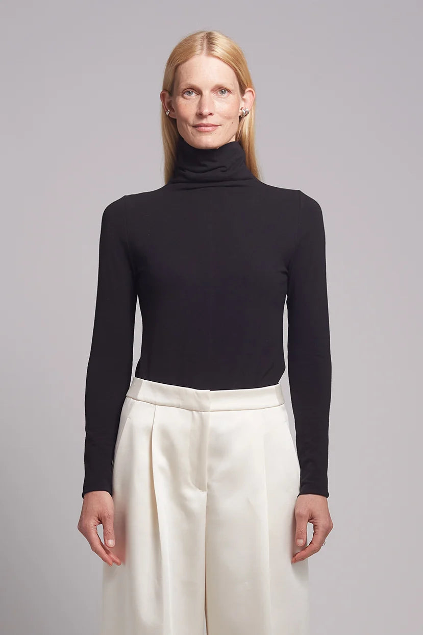 Ana T-Neck in Black