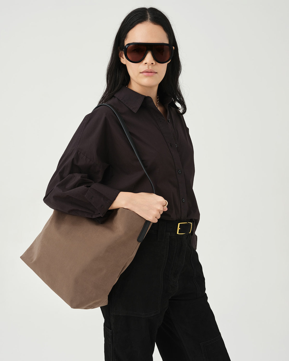 Essence Vertical tote in mink