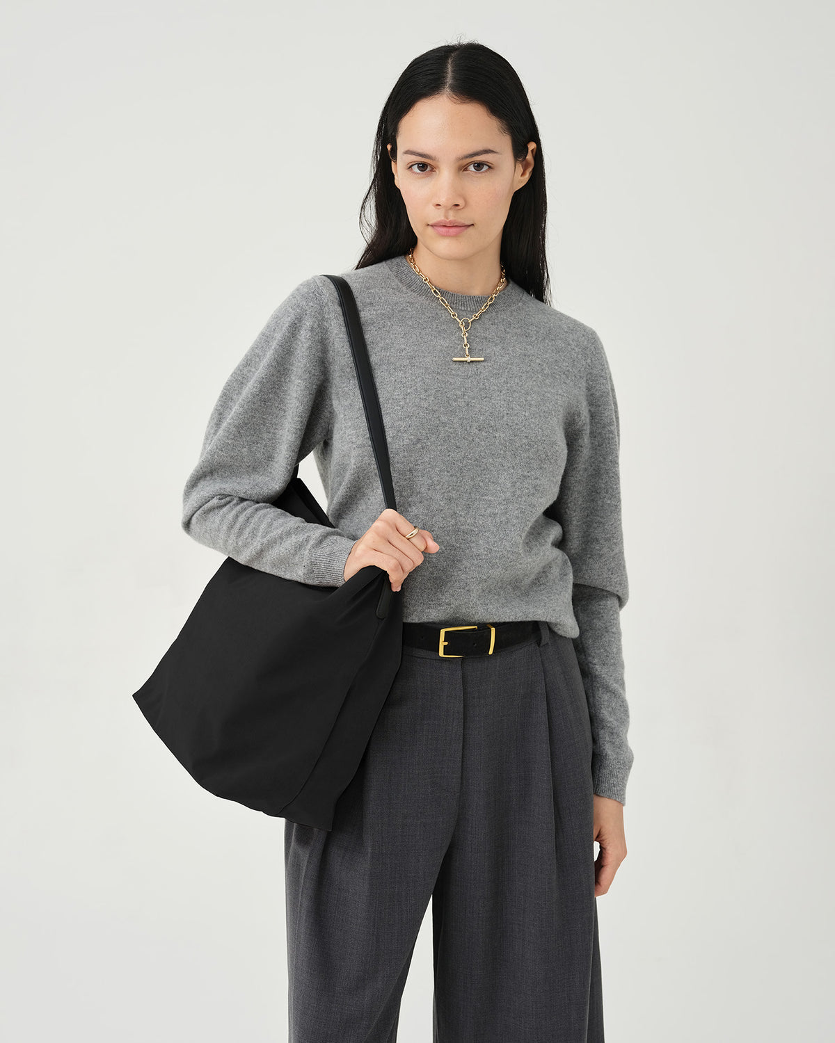 Essence vertical tote in black