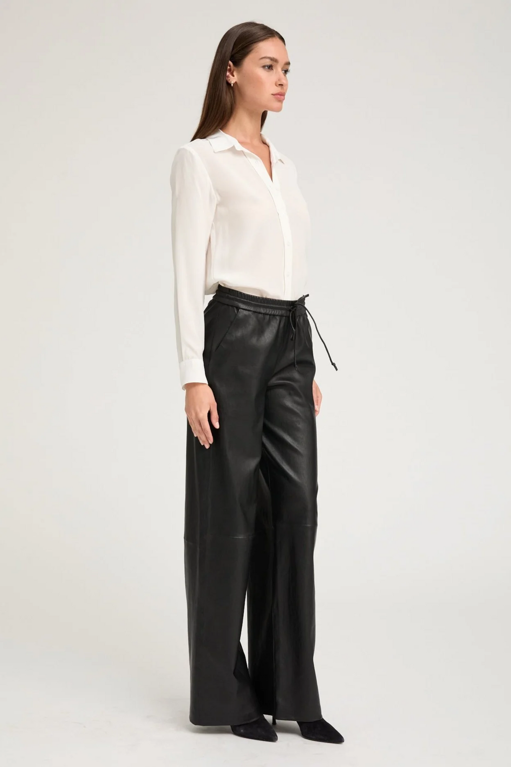 Baggy athletic sweatpants in black leather