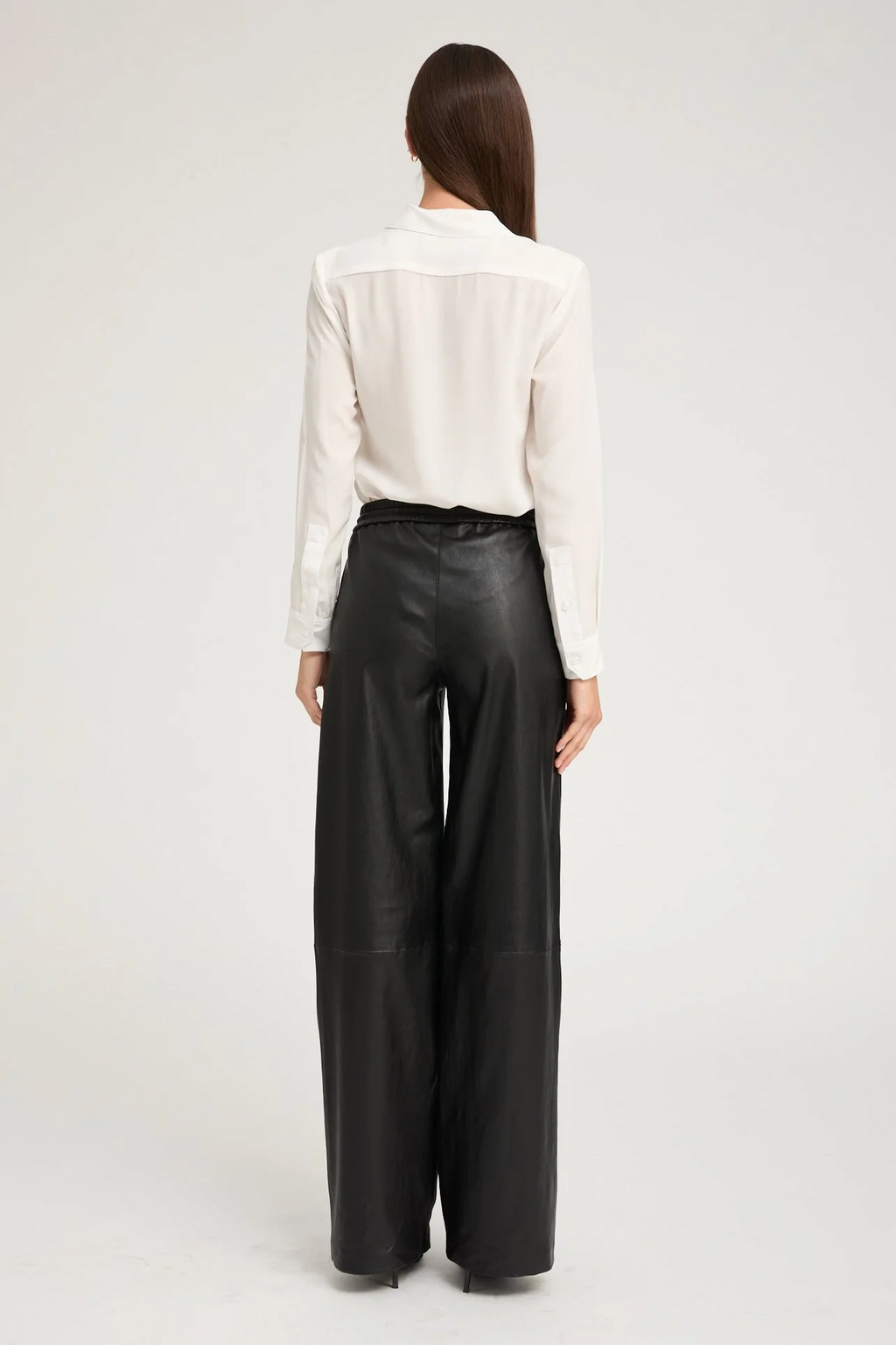 Baggy athletic sweatpants in black leather