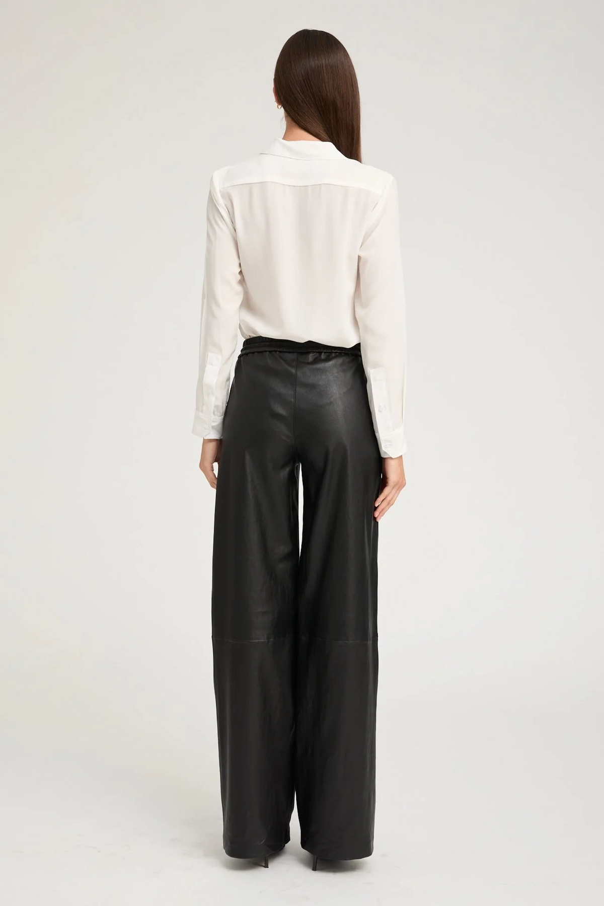 Baggy athletic sweatpants in black leather