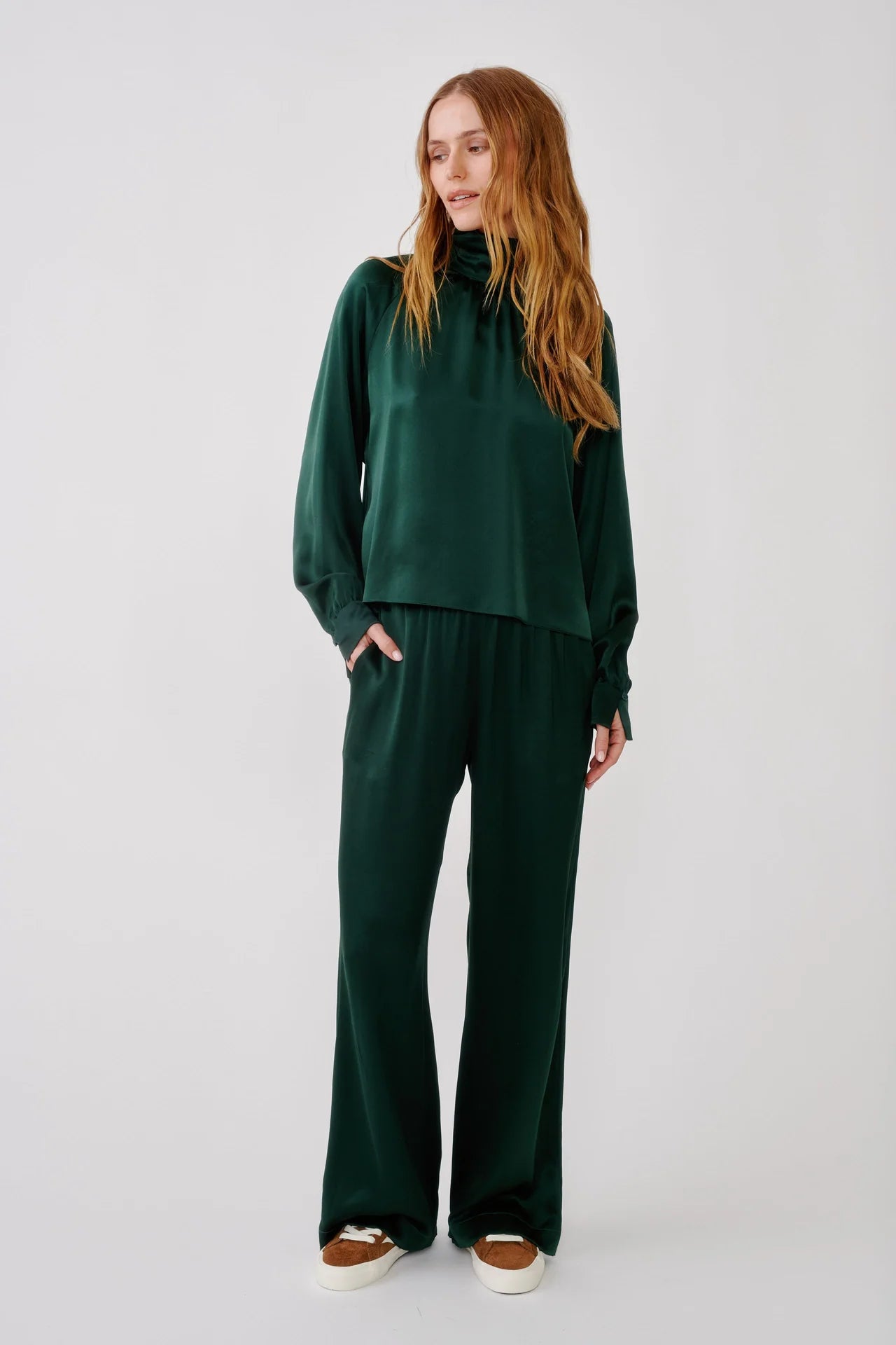 NADINE SLOUCHY SILK TURTLENECK TOP | HUNTER GREEN
