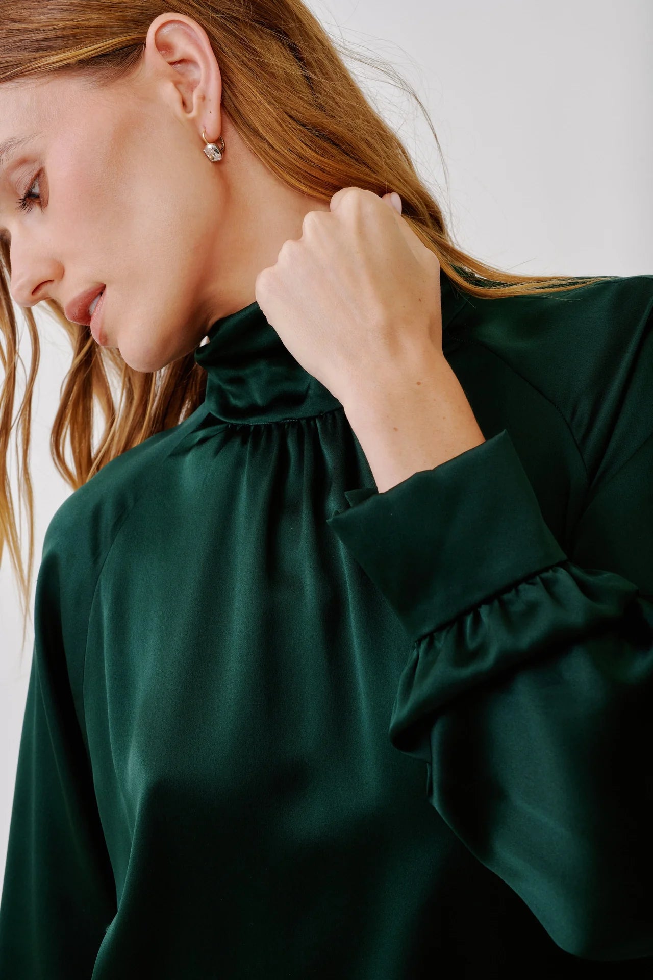NADINE SLOUCHY SILK TURTLENECK TOP | HUNTER GREEN