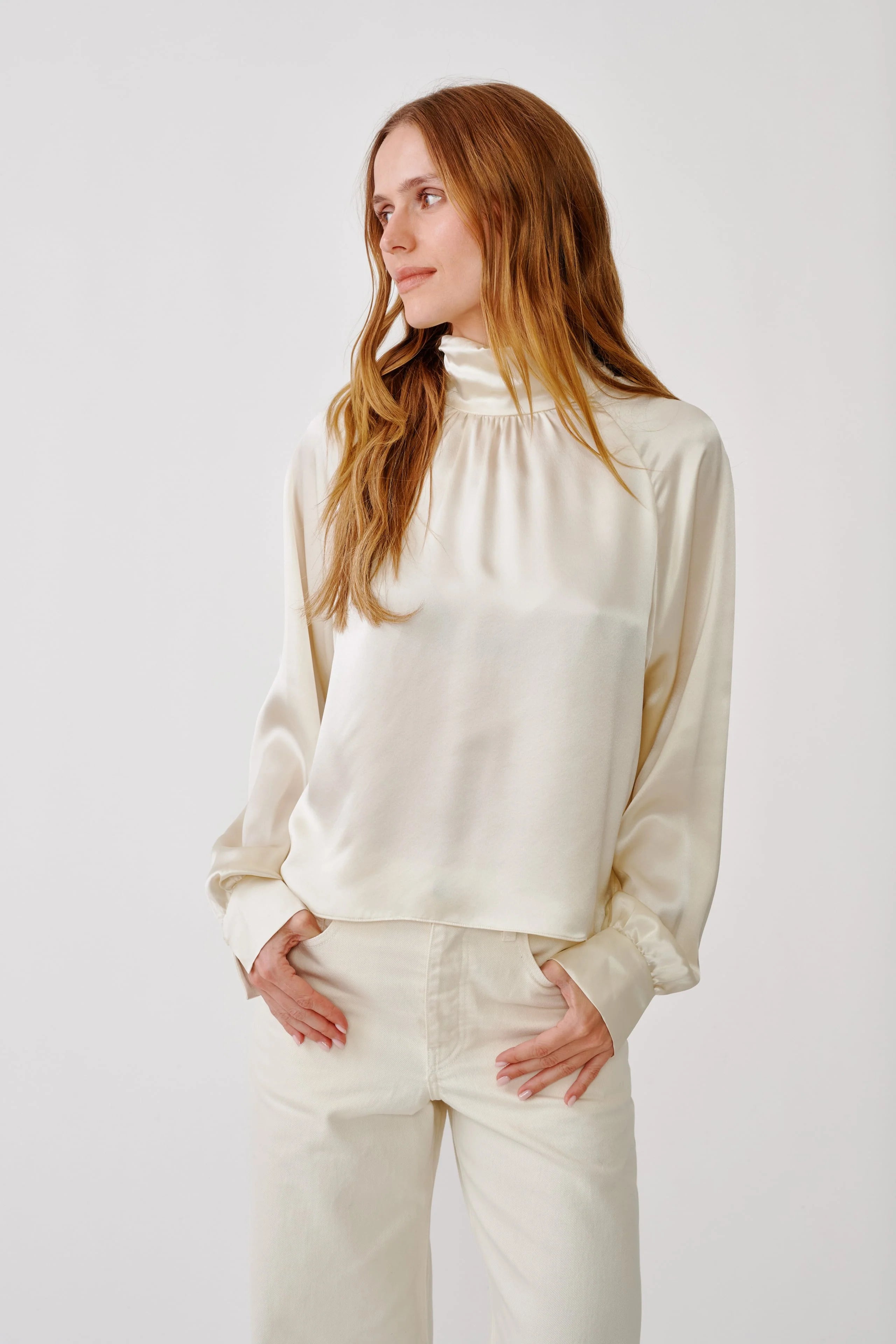 NADINE SLOUCHY SILK TURTLENECK TOP | GARDENIA