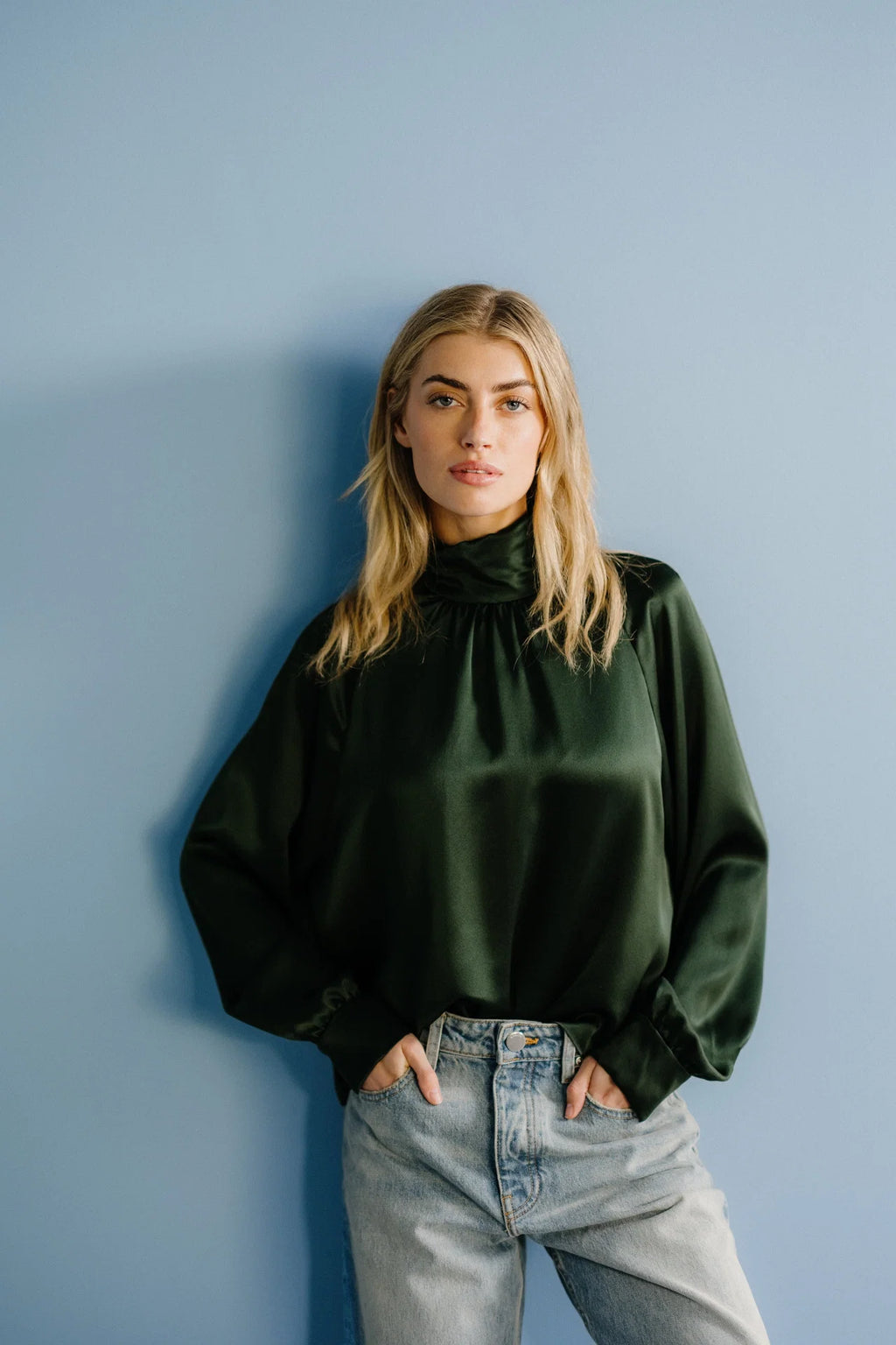 NADINE SLOUCHY SILK TURTLENECK TOP | HUNTER GREEN